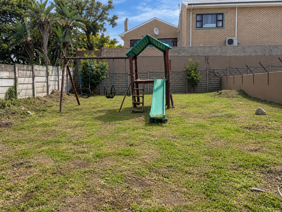 To Let 4 Bedroom Property for Rent in Beacon Bay Eastern Cape